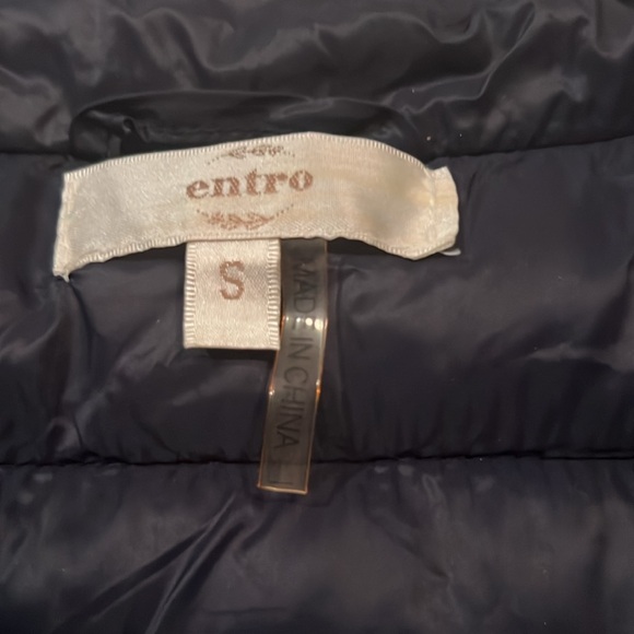 Entro lightweight hooded puffer vest for women. Size S - Picture 7 of 10
